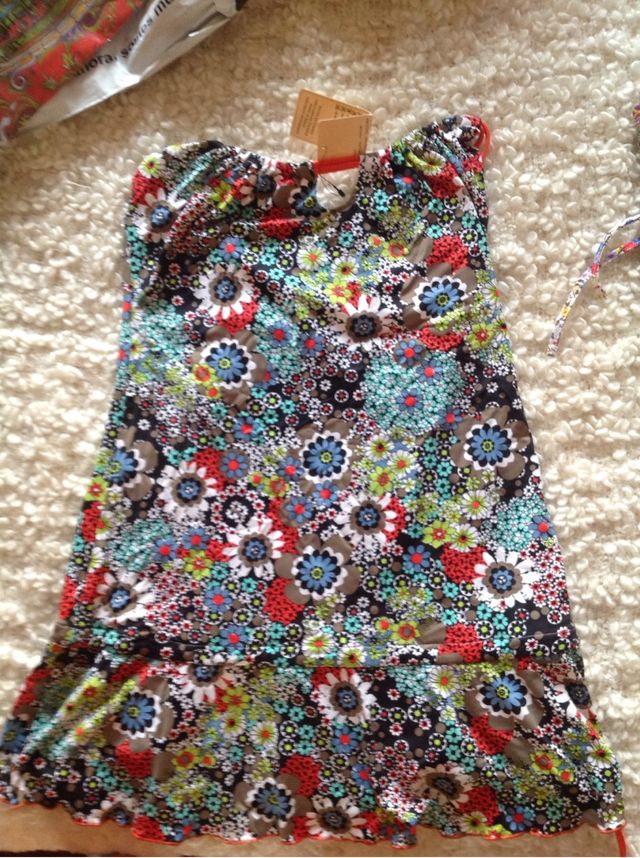 pareo rojo y ropa para la playa