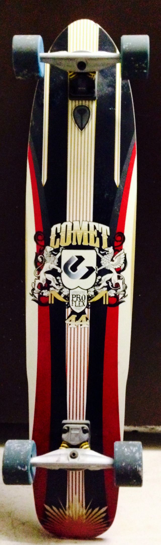 Longboard skate COMET de fibra con ejes Seismic y