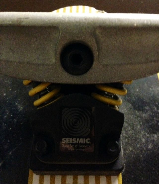 Longboard skate COMET de fibra con ejes Seismic y