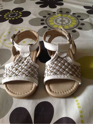 Sandalias bebé Zara de segunda mano por 7 EUR en Jaén en WALLAPOP