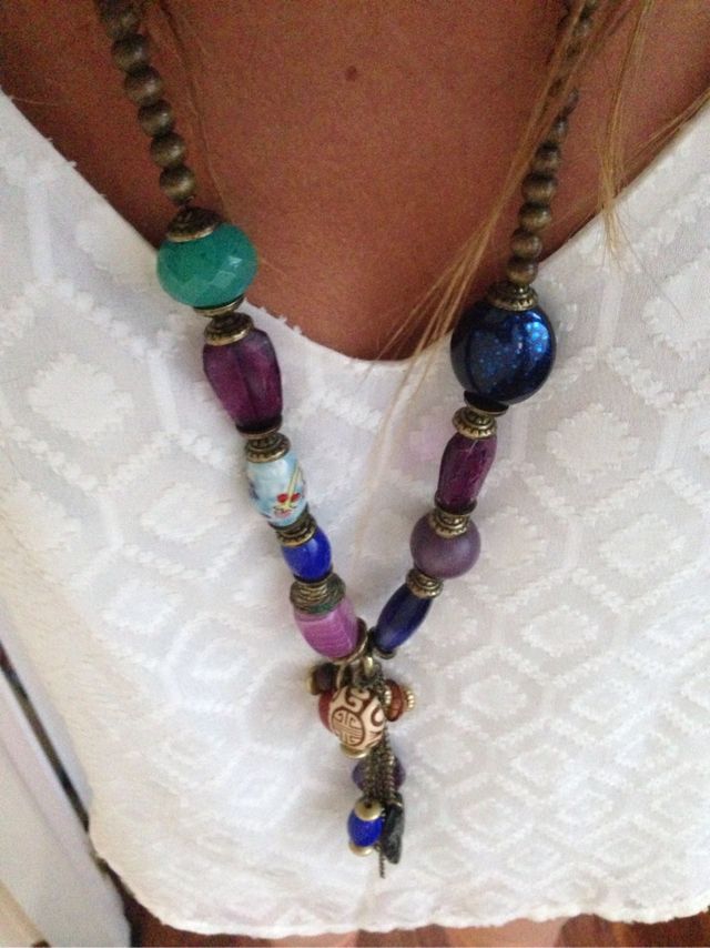 Collar de piedras y abalorios de colores