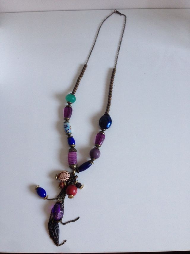 Collar de piedras y abalorios de colores