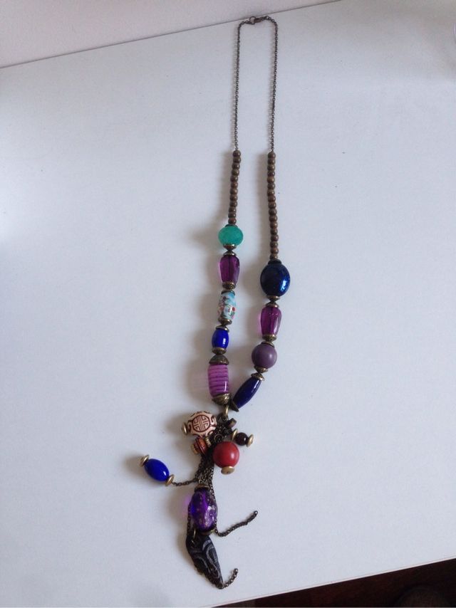 Collar de piedras y abalorios de colores