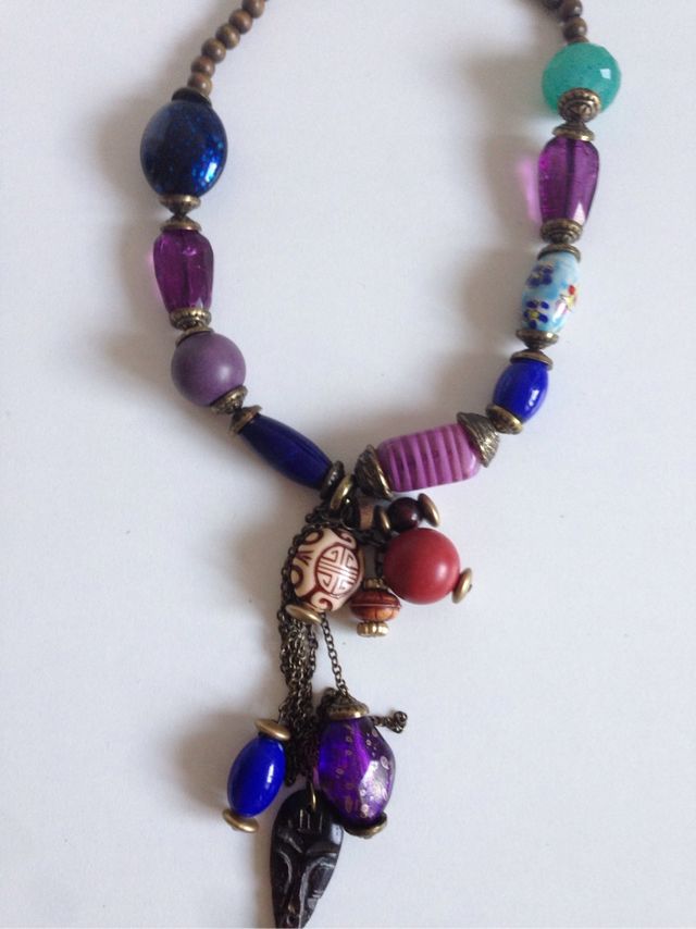 Collar de piedras y abalorios de colores