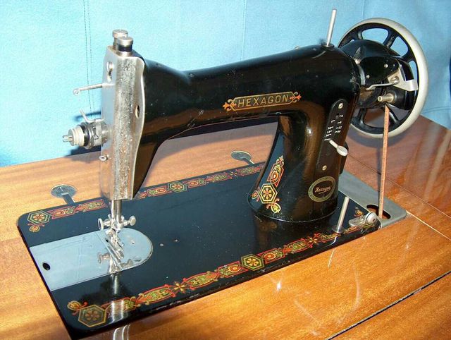 Máquina de coser decorada antigua con mueble de segunda mano por 70