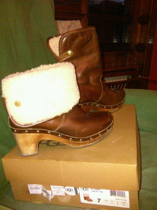 Botas zueco Ugg de segunda mano por 120 EUR en Calafell en WALLAPOP