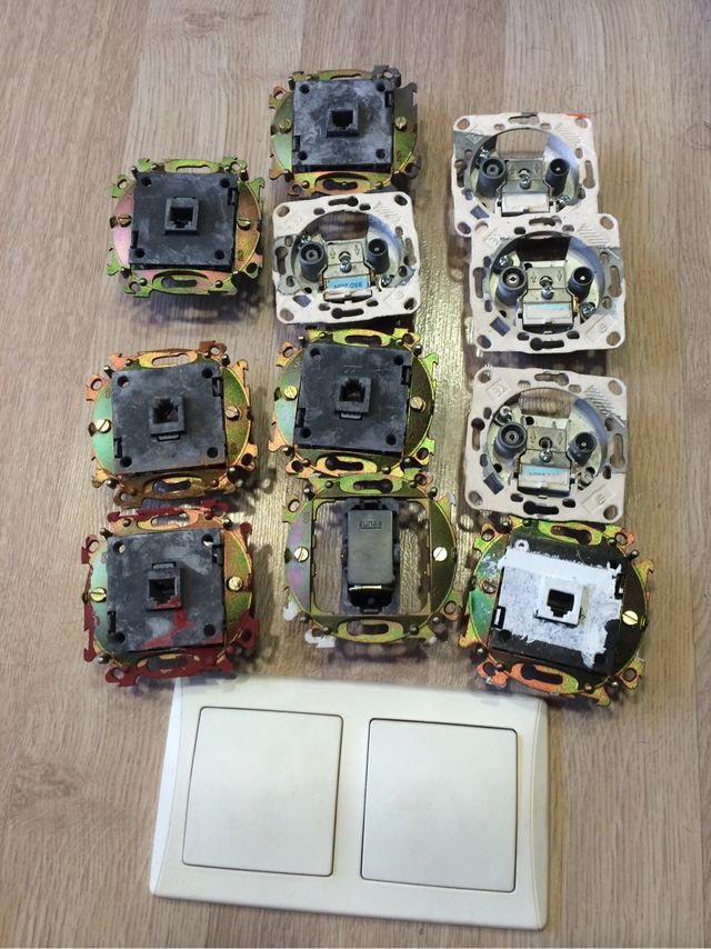 Pulsadores y mecanismos