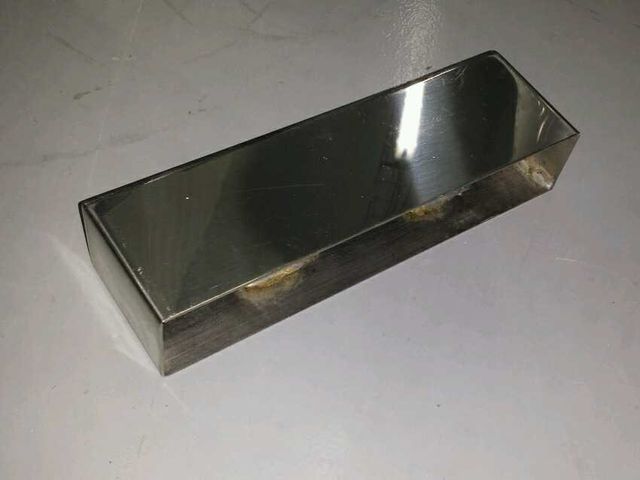 Lettera «i» con corpo in acciaio