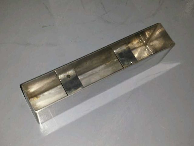 Lettera «i» con corpo in acciaio