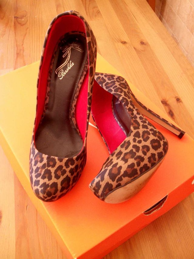 Zapatos BERSHKA animal print como nuevos.