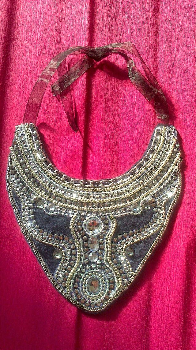 Collar tipo babero hecho a mano