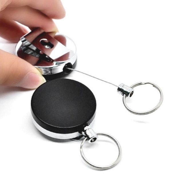 Llavero con clip y cable de acero retractil