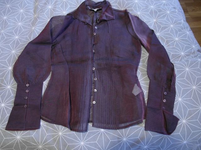 Camisa de seda con etiqueta T/38.