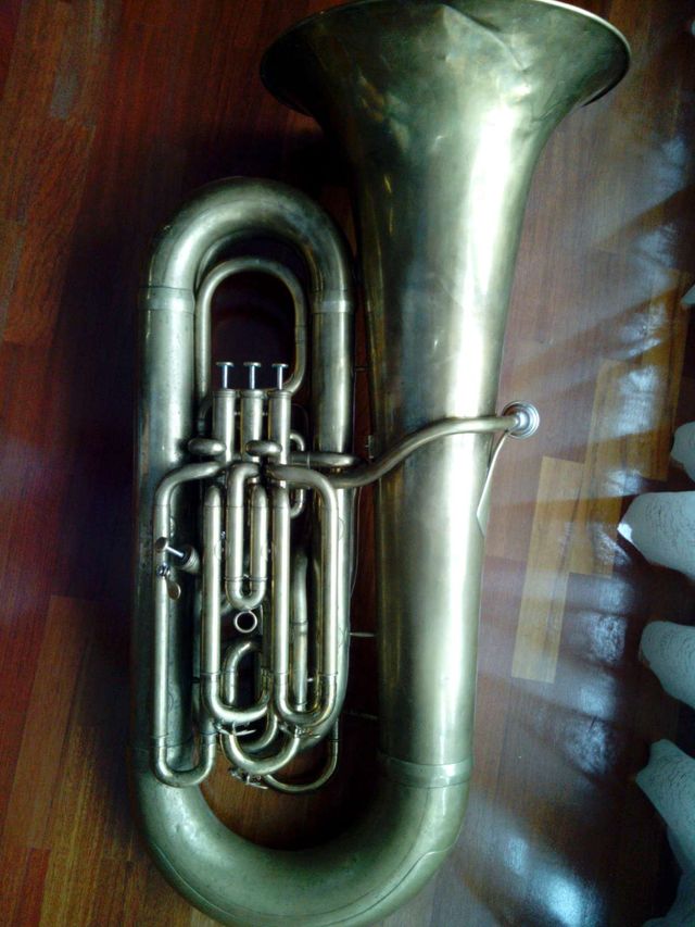 Tuba de segunda mano por 1.950 € en A Coruña en WALLAPOP