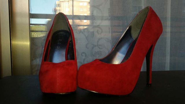 Zapato de ante rojo con plataforma interior