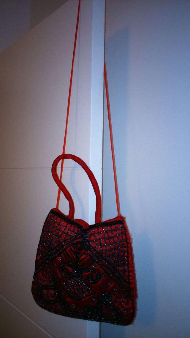 Bolso de fiesta. Seda rojo y pedrería negra.