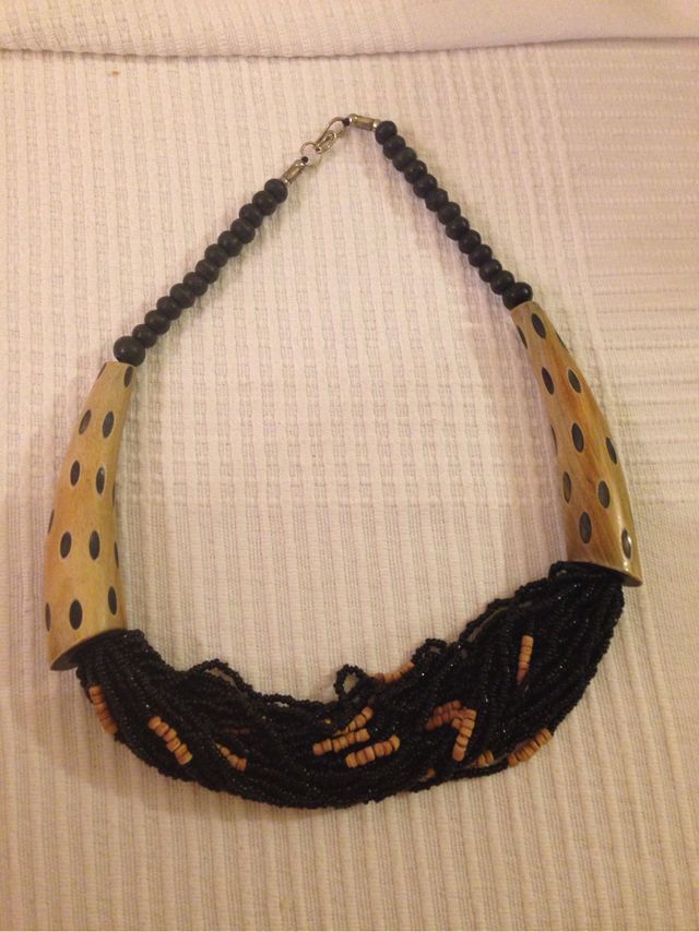 Collar de bolitas negras y apliques madera