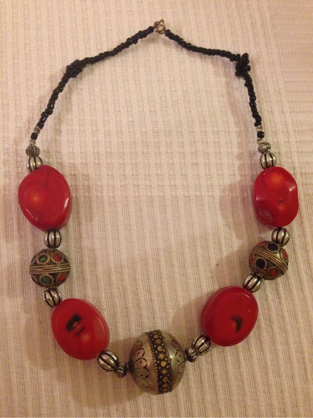 Collar piedras rojas y abalorios árabes