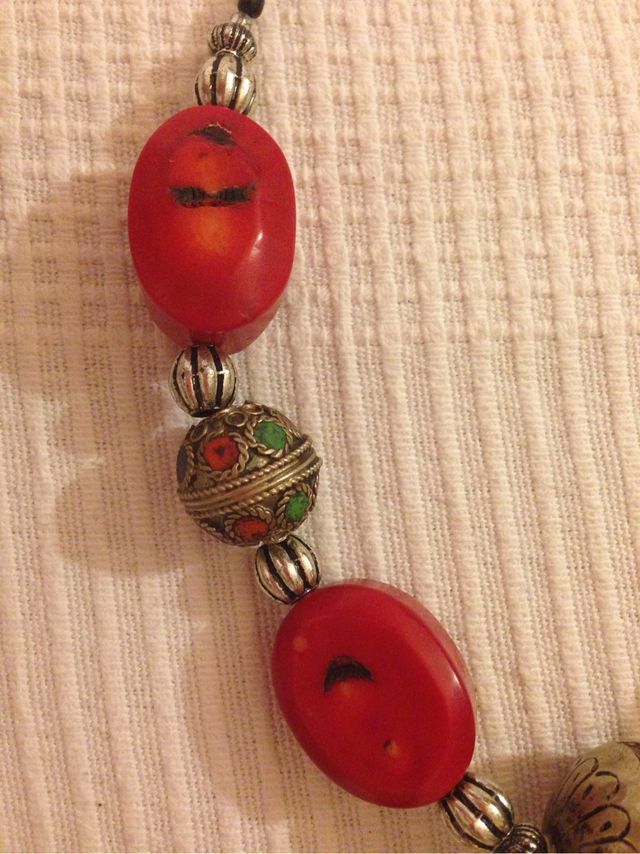 Collar piedras rojas y abalorios árabes