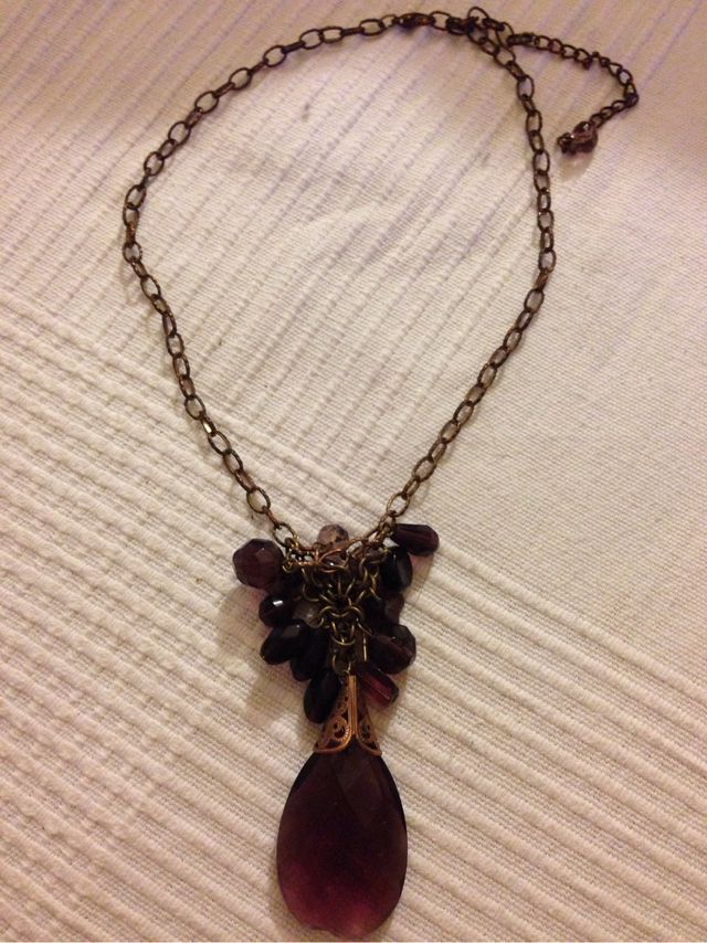 Collar lágrima tono morado