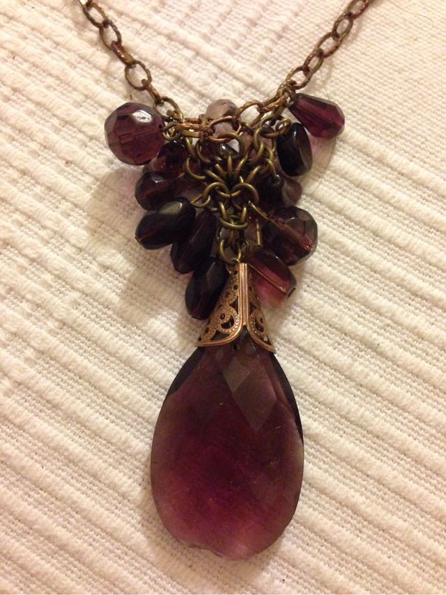 Collar lágrima tono morado