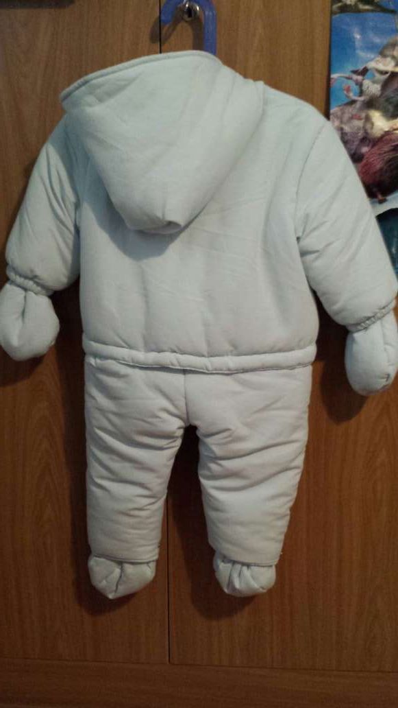 Buzo de bebé nuevo con etiqueta de 12 meses en azu