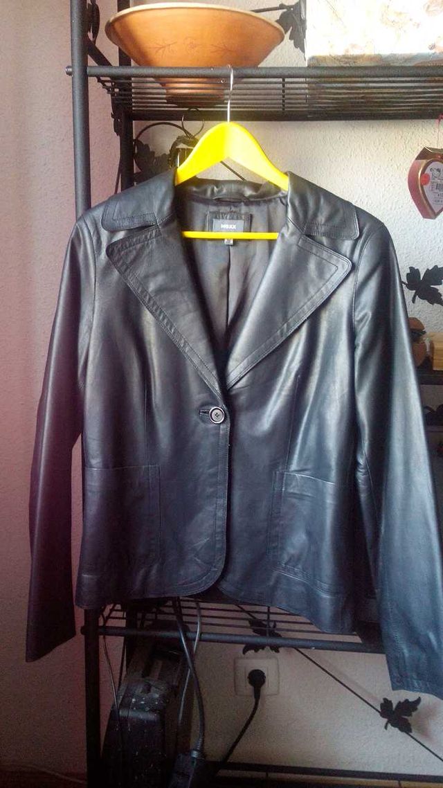 Blazer negro de piel, talla 42