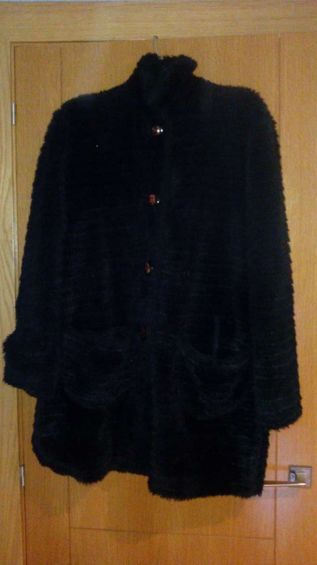 Abrigo negro de pelo talla grande
