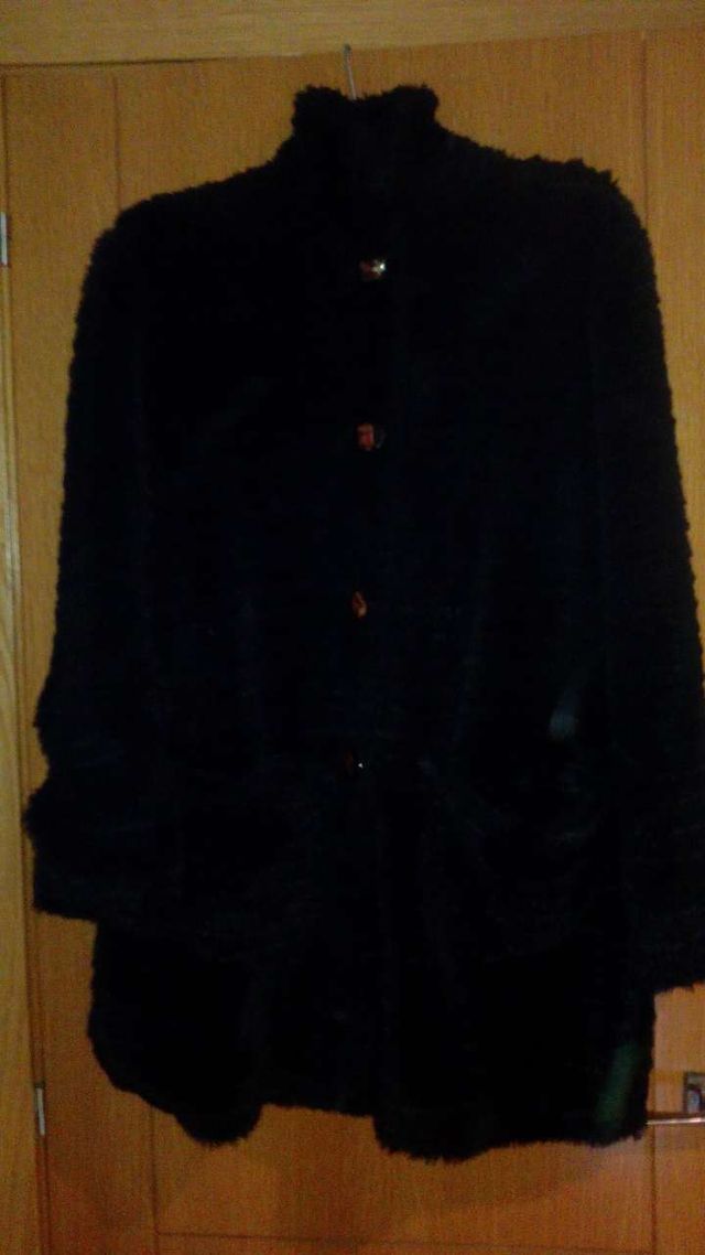Abrigo negro de pelo talla grande