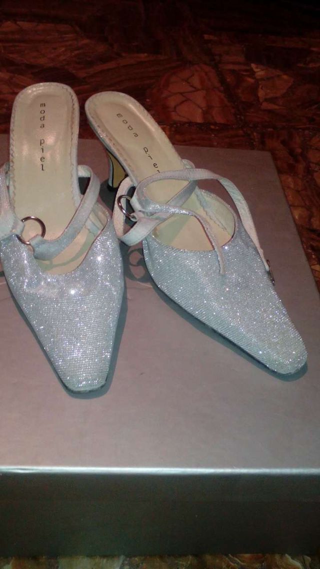 Zapatos plateados de vestir poco tacon