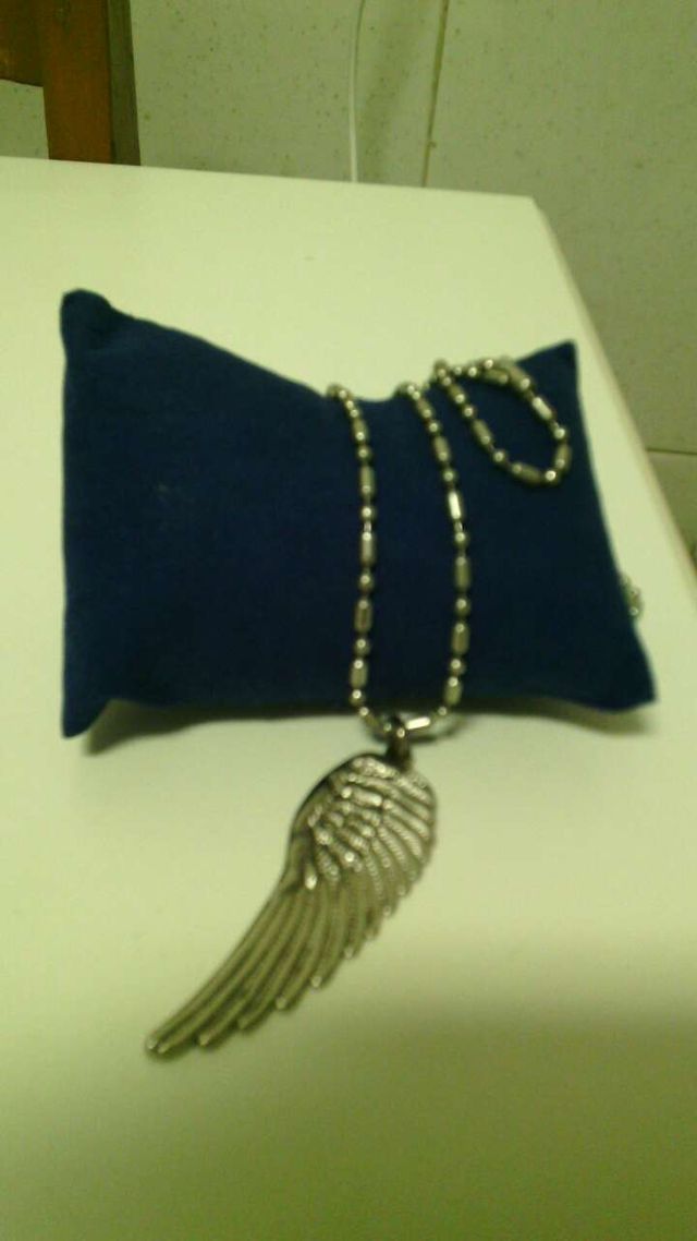 Con cadena y una ala