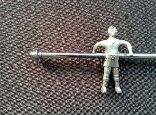 Colgador muñecos futbolín.