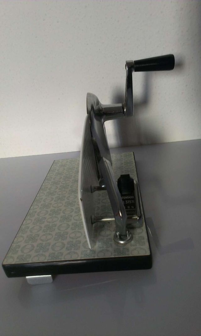 Antigua máquina d cortar embutidos.