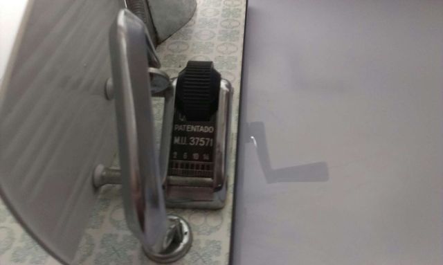 Antigua máquina d cortar embutidos.