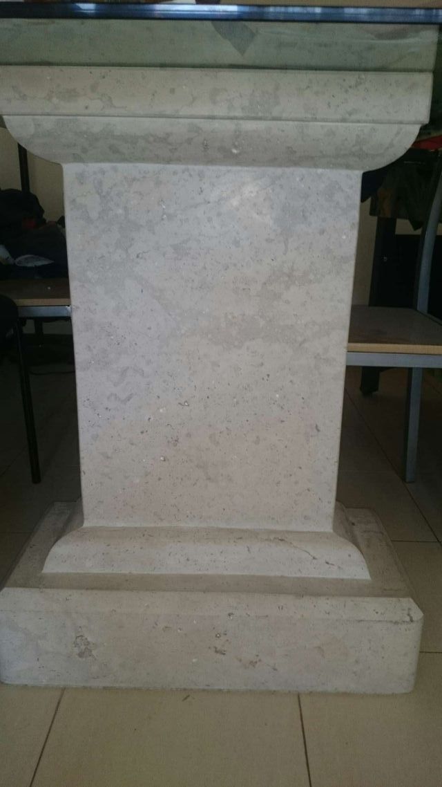 Mesa de piedra y cristal.   Muy rebajada