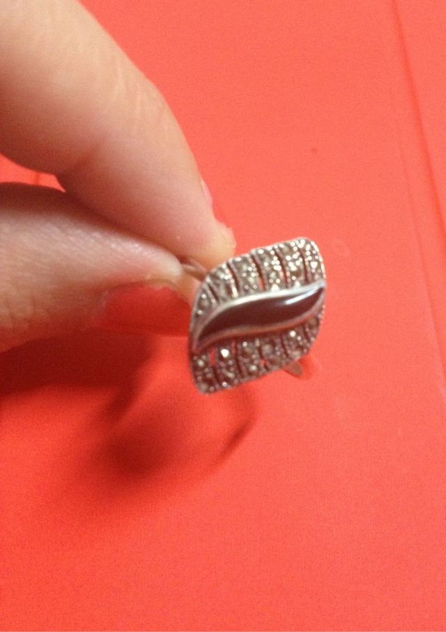 Anillo de plata con piedra negra estilo antiguo