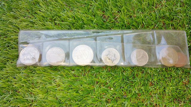 Monedas y billete dólar antiguo