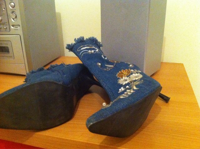 Botines Color Azul Con Flores