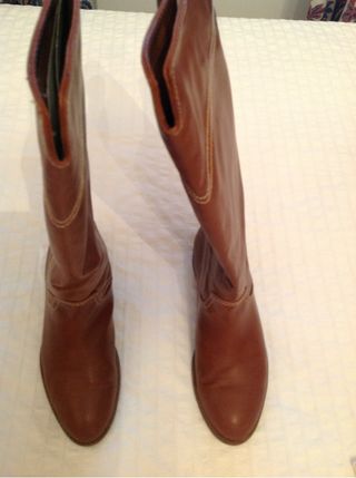 botas altas marrones stradivarius