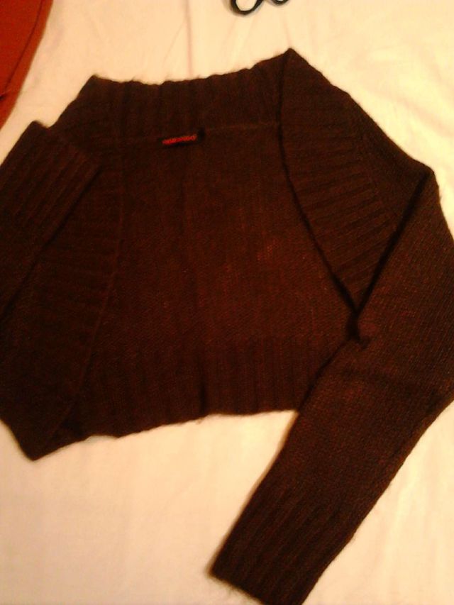 Rebeca corta color marrón de lana