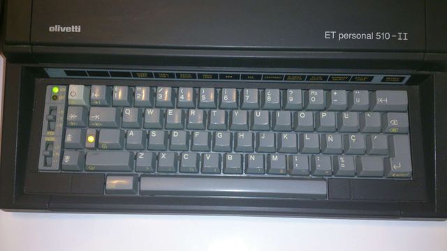 Maquina de escribir antigua