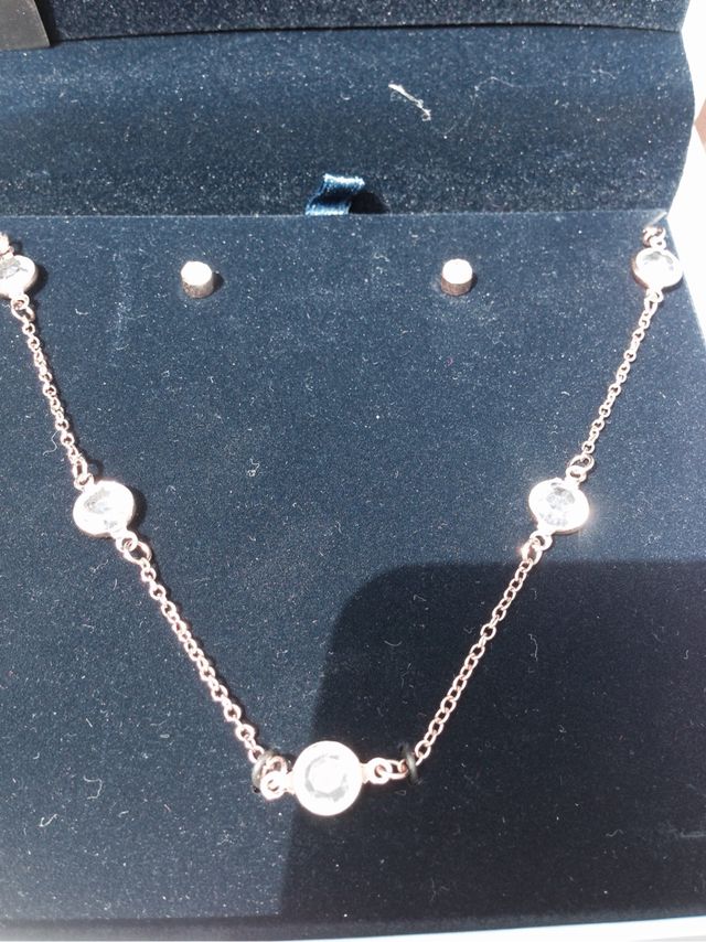 Reloj Blanco y dorado, Pendientes Y Gargantilla