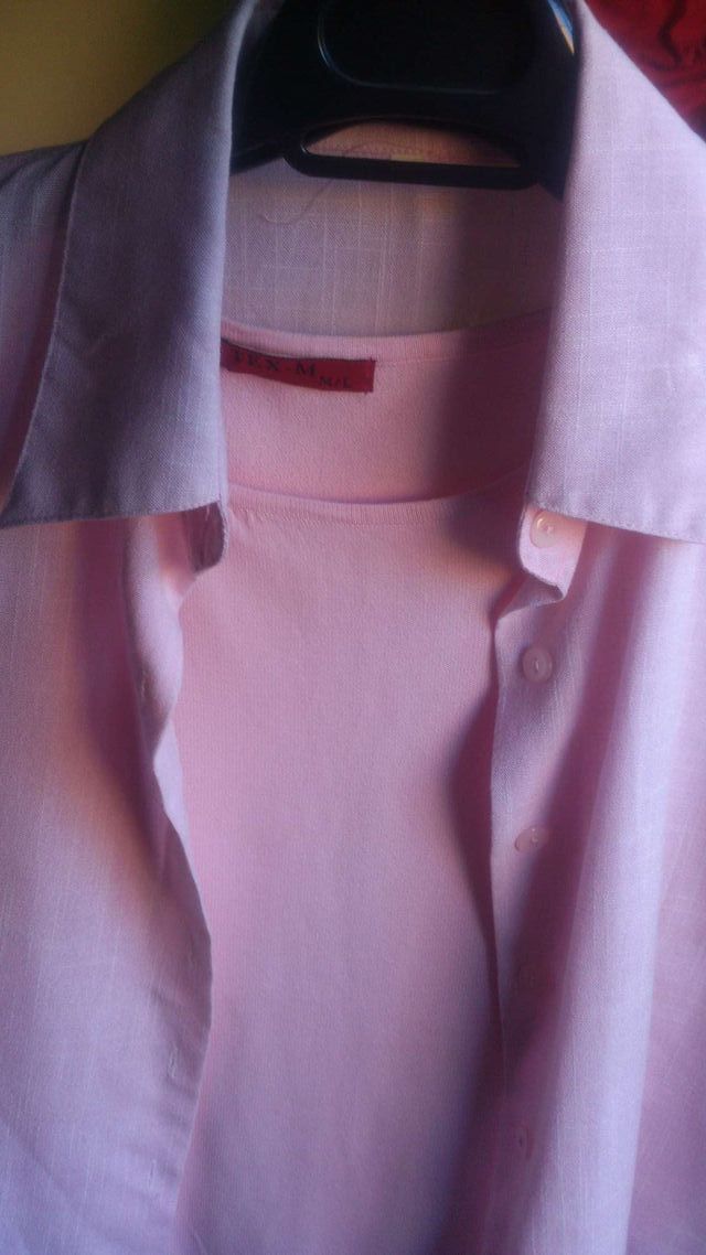 Conjunto talla M camiseta y blusa.