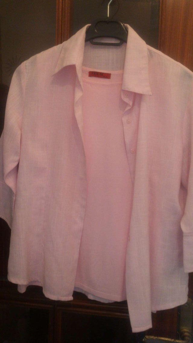 Conjunto talla M camiseta y blusa.