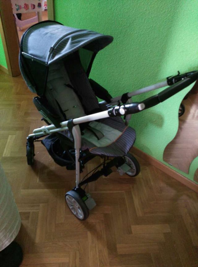 Cochecito bebe trio de la marca chicco