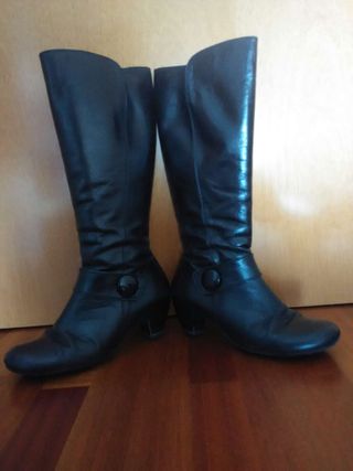 Botas negras WONDERS T.40 de segunda mano por 20 EUR en Barcelona en  WALLAPOP