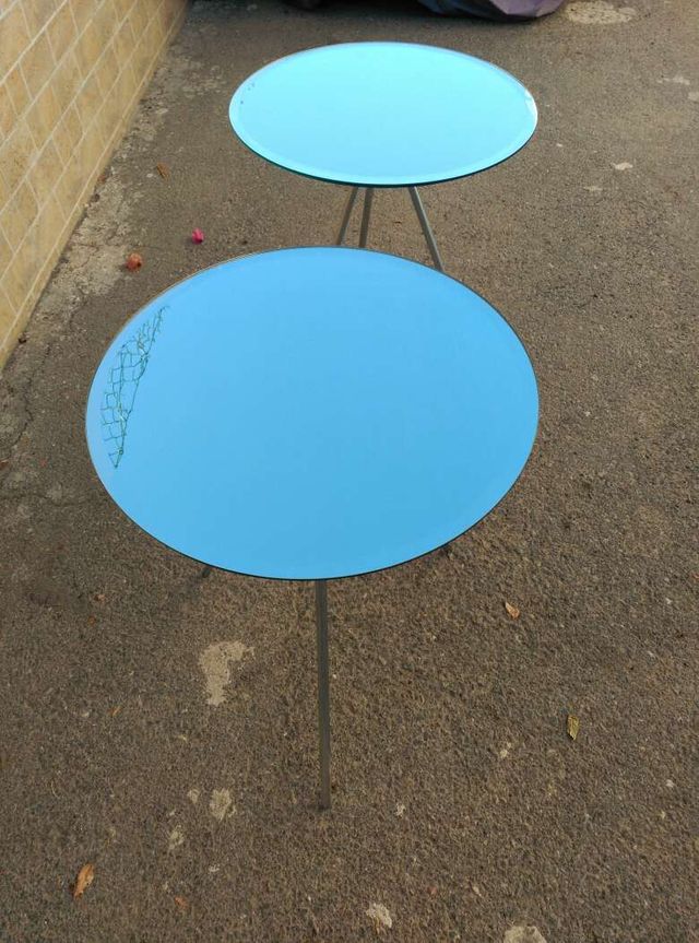 Mesita de espejo y aluminio