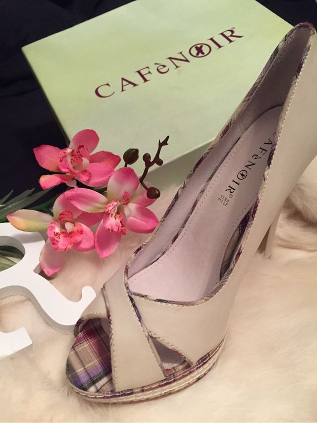 Zapatos de tacón. NUEVOS - Peeptoes de CafeNoir.
