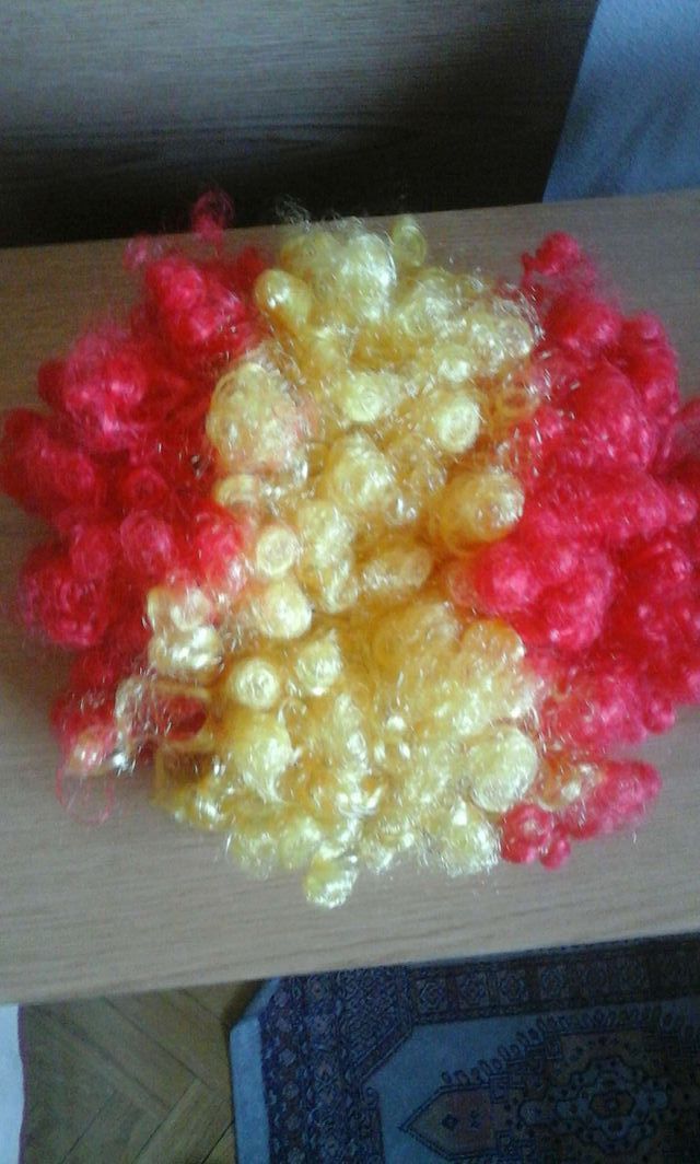 Peluca de carnaval de color rojo y amarillo.