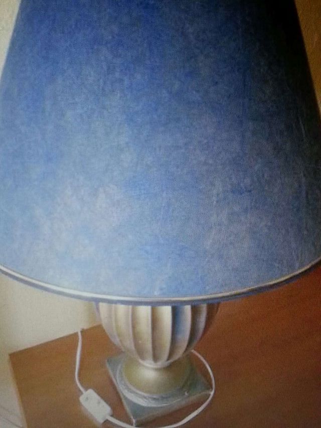 Lámpara de mesa azul y dorada